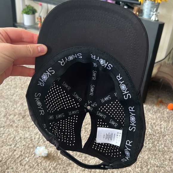 Workout Hat w/ pony hole - Picture 3 of 4